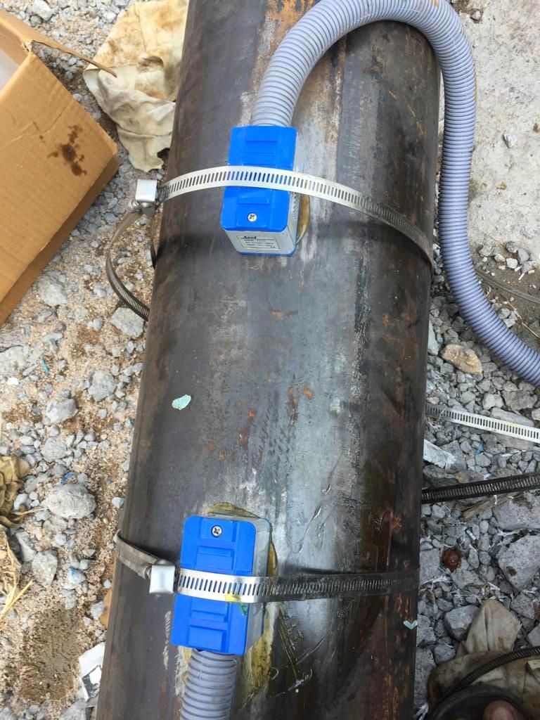 Clamp-on ultrasonic transducers fixed to a pipe