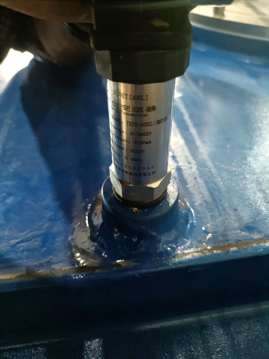 Level transmitter mounted on a tank