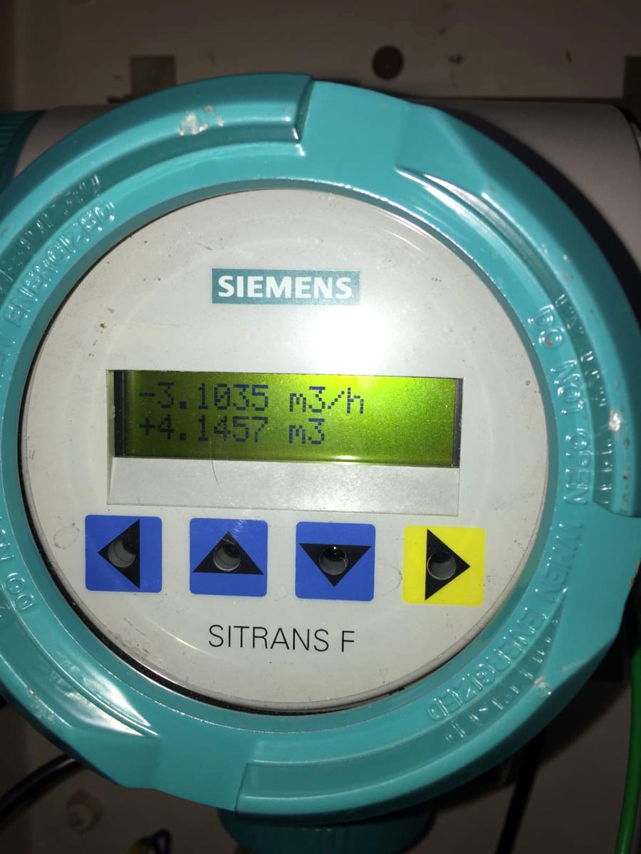 Flow transmitter showing flow rate and total